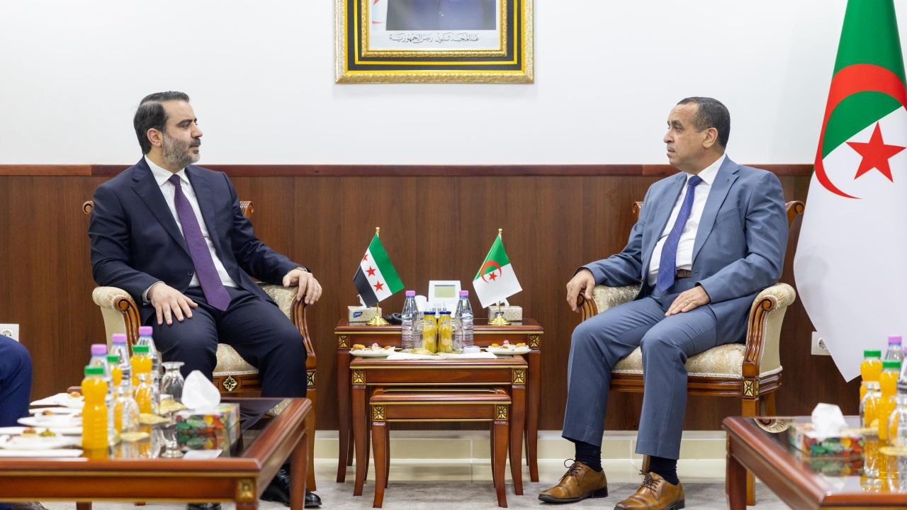 عقد وزير الخارجية والمغتربين السيد أسعد حسن الشيباني لقاءً مع وزير الطاقة والطاقات المتجددة في جمهورية الجزائر الديمقراطية الشعبية السيد مراد عجال