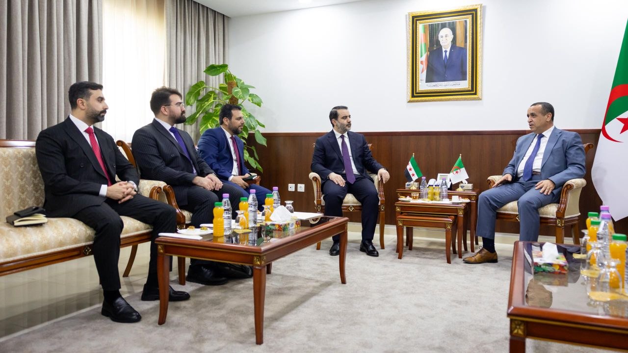 عقد وزير الخارجية والمغتربين السيد أسعد حسن الشيباني لقاءً مع وزير الطاقة والطاقات المتجددة في جمهورية الجزائر الديمقراطية الشعبية السيد مراد عجال