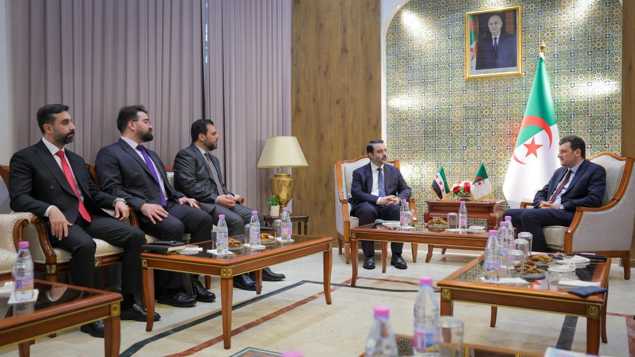 اجتمع وزير الخارجية والمغتربين السيد أسعد حسن الشيباني مع وزير الفلاحة والتنمية الريفية والصيد البحري في جمهورية الجزائر الديمقراطية الشعبية السيد ياسين وليد