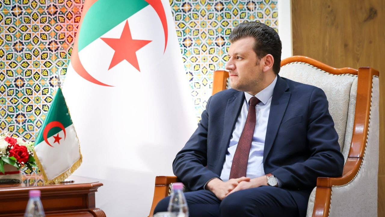 اجتمع وزير الخارجية والمغتربين السيد أسعد حسن الشيباني مع وزير الفلاحة والتنمية الريفية والصيد البحري في جمهورية الجزائر الديمقراطية الشعبية السيد ياسين وليد