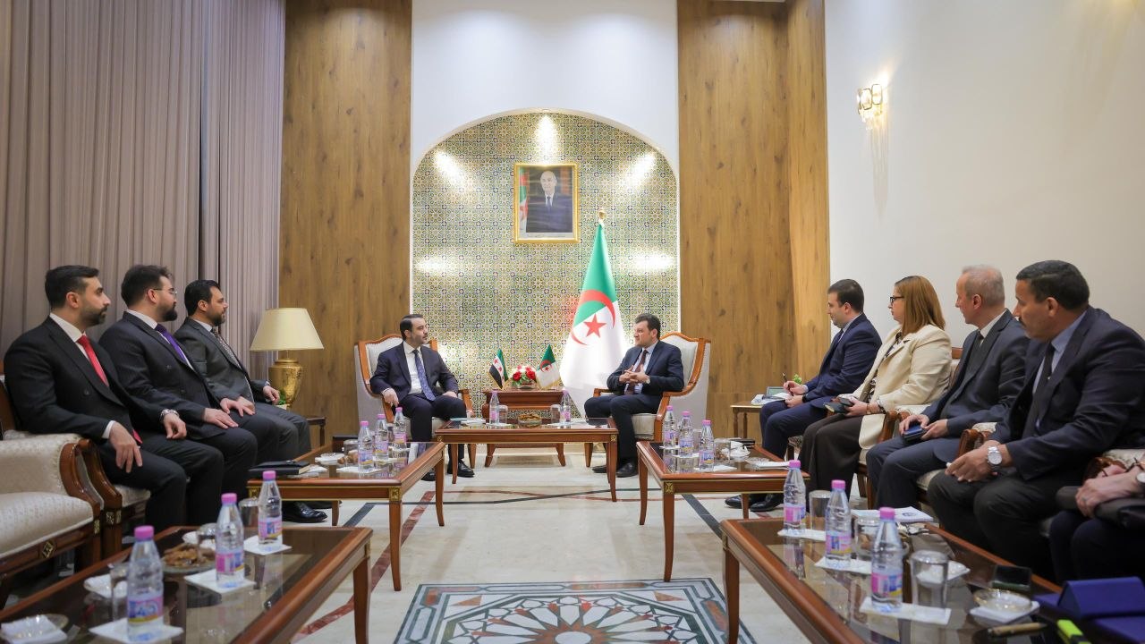 اجتمع وزير الخارجية والمغتربين السيد أسعد حسن الشيباني مع وزير الفلاحة والتنمية الريفية والصيد البحري في جمهورية الجزائر الديمقراطية الشعبية السيد ياسين وليد