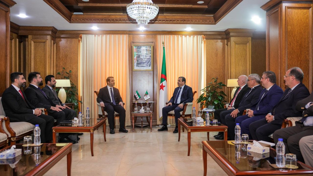 التقى وزير الخارجية والمغتربين السيد أسعد حسن الشيباني مع وزير الدولة، وزير المحروقات في جمهورية الجزائر الديمقراطية الشعبية السيد محمد عرقاب