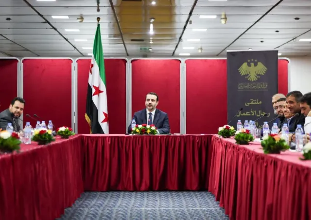 اجتمع وزير الخارجية والمغتربين السيد أسعد حسن الشيباني مع عدد من رجال الأعمال والمستثمرين السوريين في الجزائر