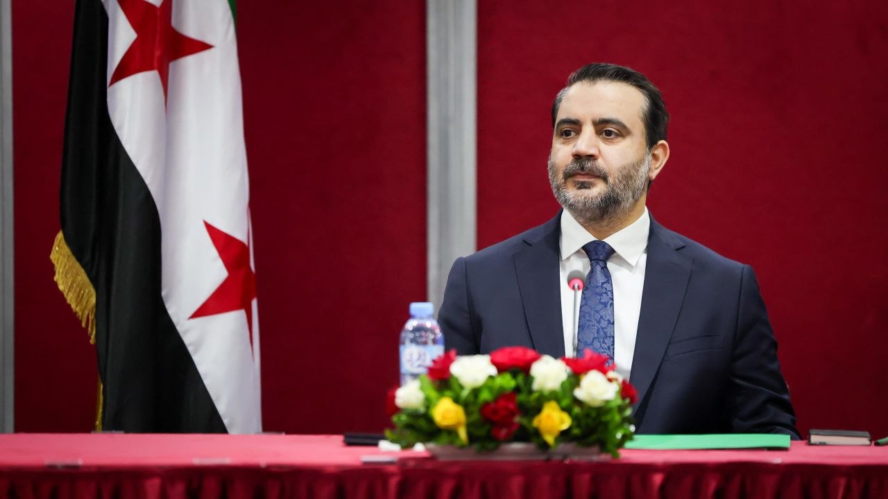 اجتمع وزير الخارجية والمغتربين السيد أسعد حسن الشيباني مع عدد من رجال الأعمال والمستثمرين السوريين في الجزائر