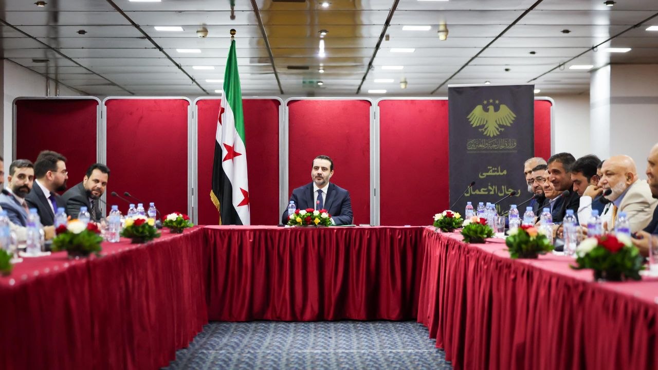 اجتمع وزير الخارجية والمغتربين السيد أسعد حسن الشيباني مع عدد من رجال الأعمال والمستثمرين السوريين في الجزائر