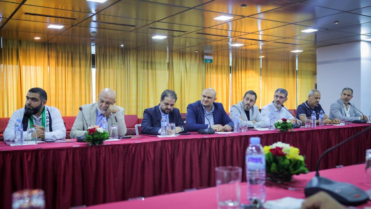 اجتمع وزير الخارجية والمغتربين السيد أسعد حسن الشيباني مع عدد من رجال الأعمال والمستثمرين السوريين في الجزائر
