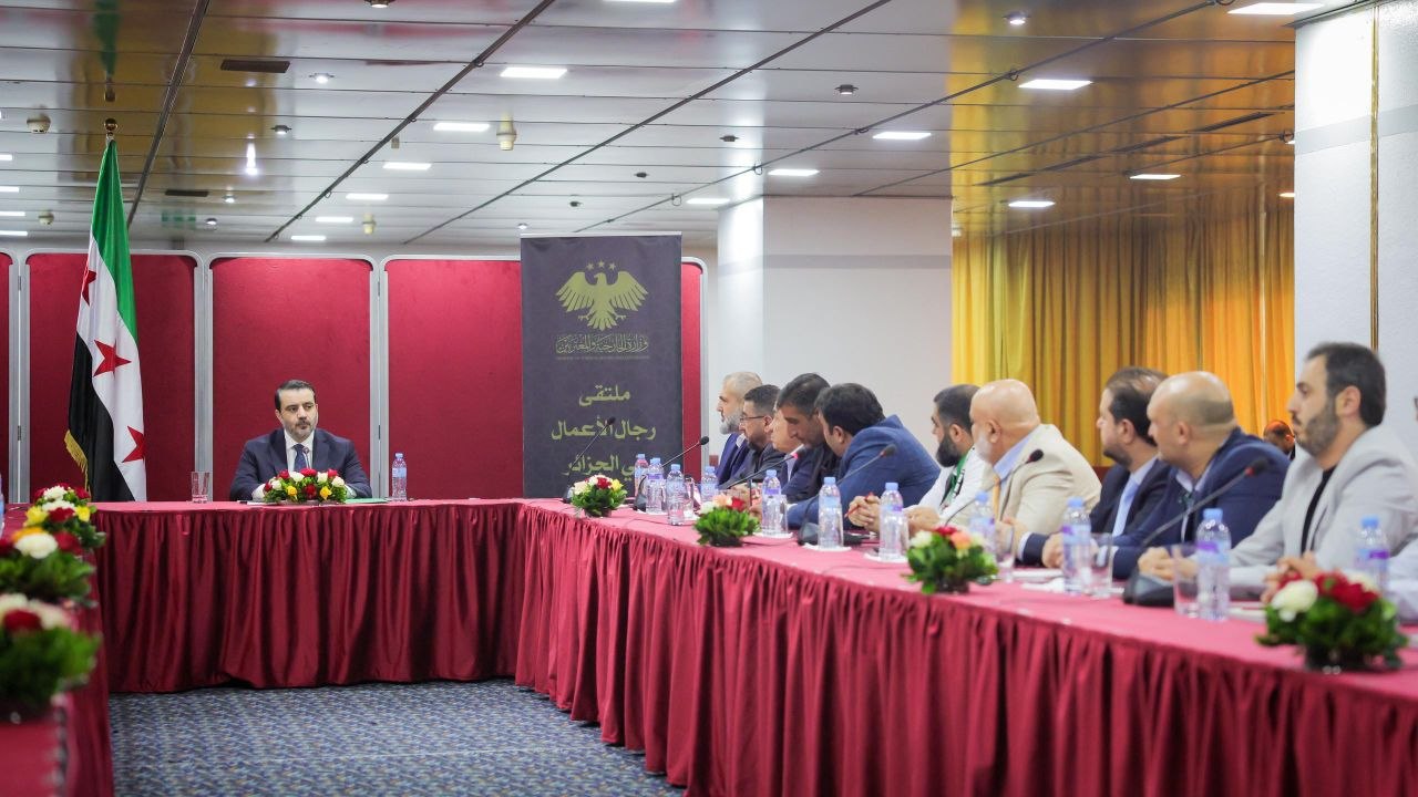 اجتمع وزير الخارجية والمغتربين السيد أسعد حسن الشيباني مع عدد من رجال الأعمال والمستثمرين السوريين في الجزائر