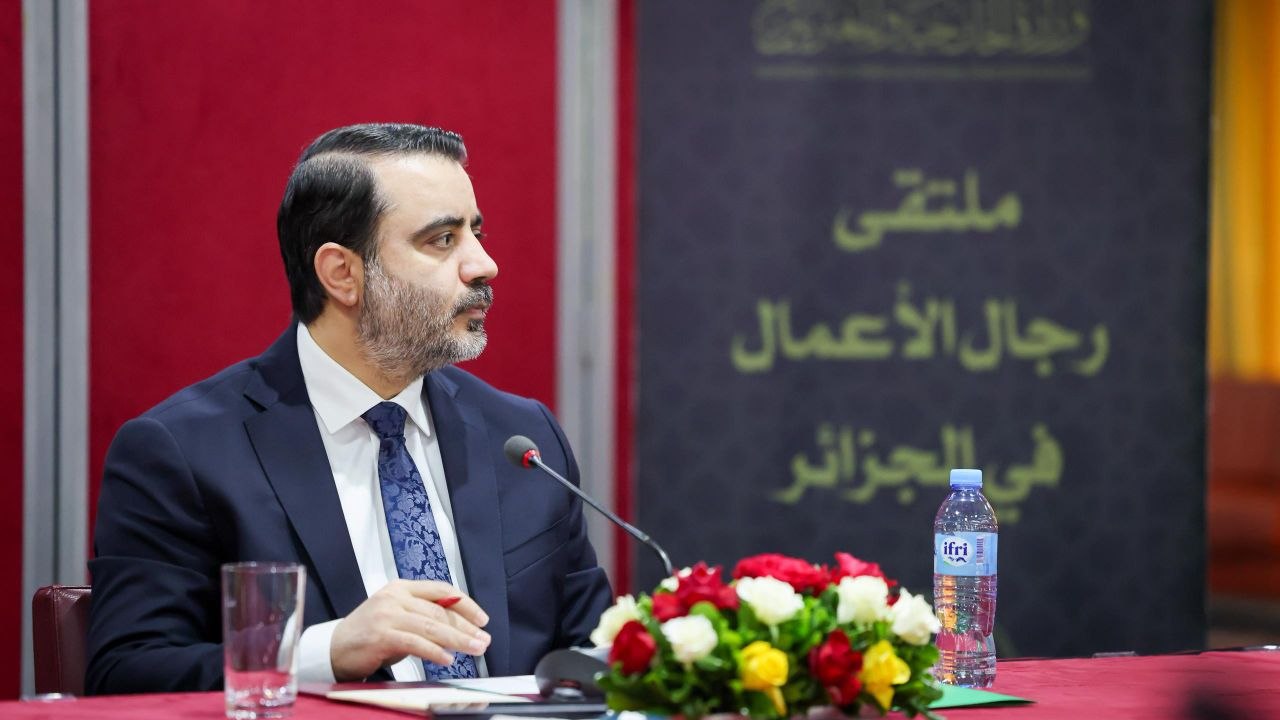 اجتمع وزير الخارجية والمغتربين السيد أسعد حسن الشيباني مع عدد من رجال الأعمال والمستثمرين السوريين في الجزائر