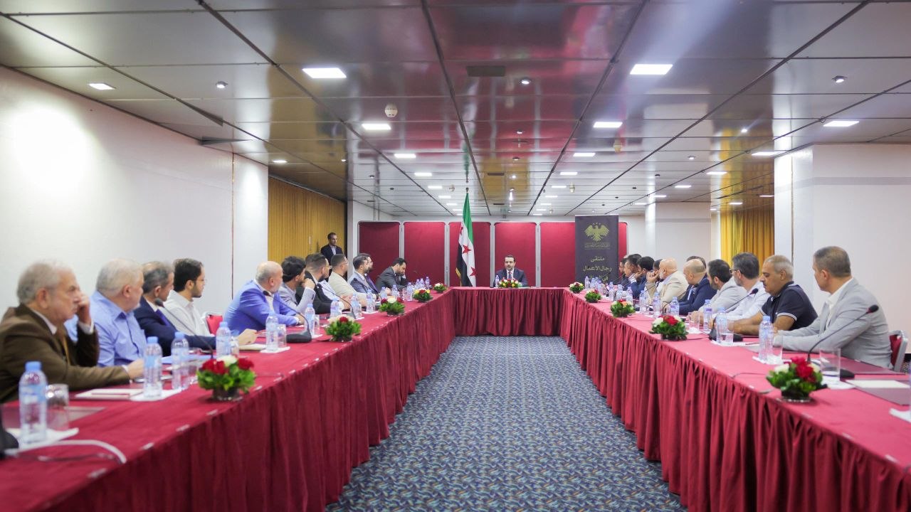 اجتمع وزير الخارجية والمغتربين السيد أسعد حسن الشيباني مع عدد من رجال الأعمال والمستثمرين السوريين في الجزائر