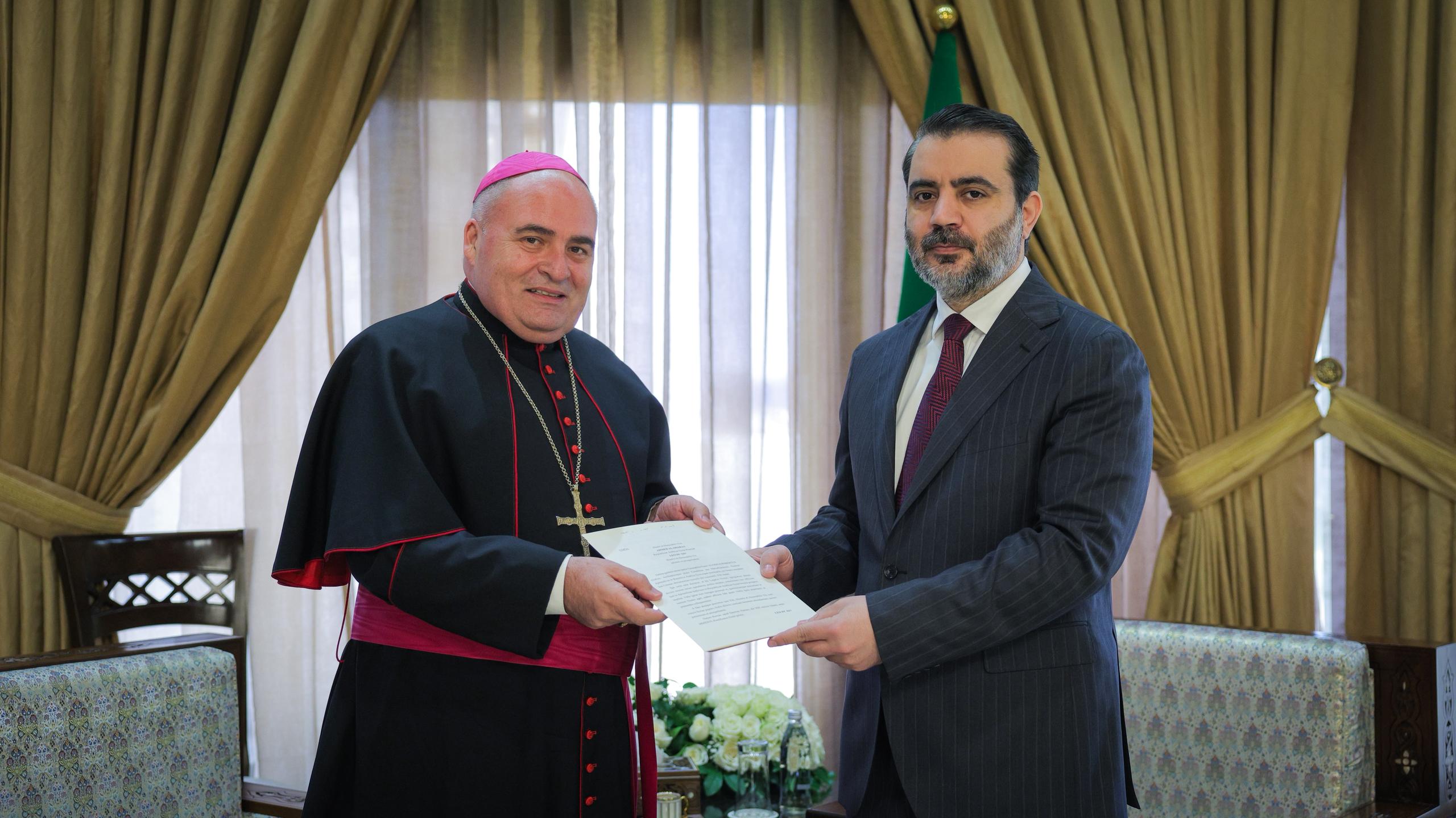 استقبل وزير الخارجية والمغتربين السيد أسعد حسن الشيباني في العاصمة دمشق سفير الفاتيكان "القاصد الرسولي" المطران لويجي روبرتو كونا