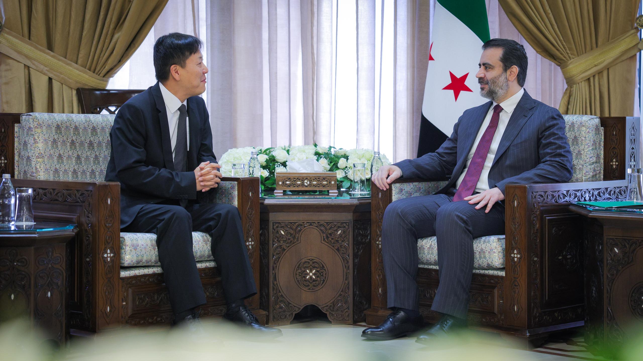 استقبل وزير الخارجية والمغتربين السيد أسعد حسن الشيباني في العاصمة دمشق السفير فوق العادة المفوض لجمهورية كوريا الجنوبية لدى الجمهورية العربية السورية السيد غيوسوك جون