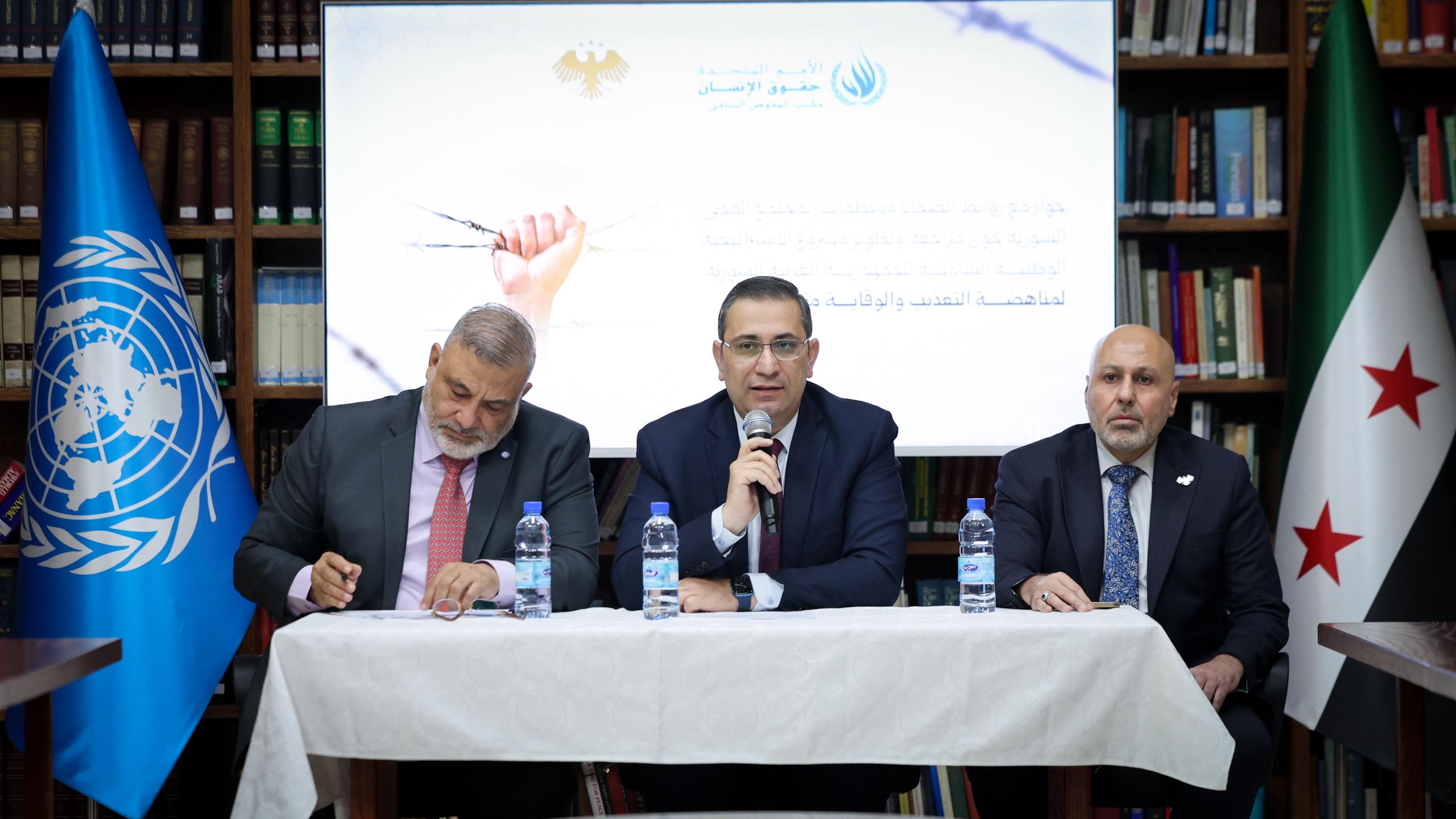 عقدت إدارة المنظمات والمؤتمرات الدولية في وزارة الخارجية والمغتربين في مقر الوزارة بدمشق ورشة حوار مع روابط الضحايا ومنظمات المجتمع المدني السورية حول مراجعة وتطوير مشروع الاستراتيجية الوطنية الشاملة للجمهورية العربية السورية لمناهضة التعذيب والوقاية منه