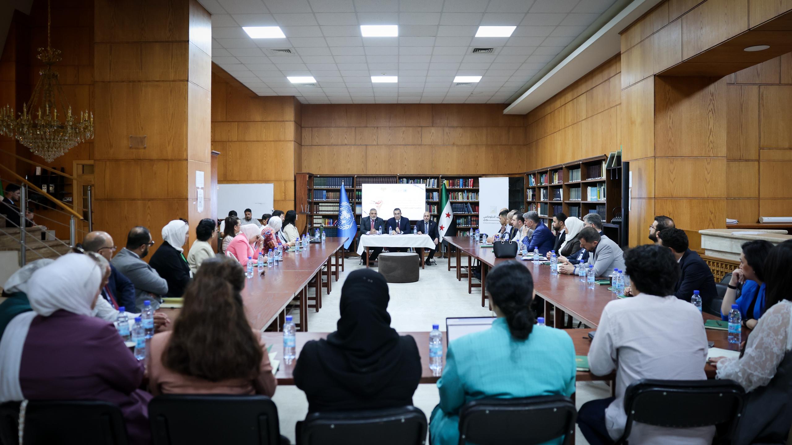 عقدت إدارة المنظمات والمؤتمرات الدولية في وزارة الخارجية والمغتربين في مقر الوزارة بدمشق ورشة حوار مع روابط الضحايا ومنظمات المجتمع المدني السورية حول مراجعة وتطوير مشروع الاستراتيجية الوطنية الشاملة للجمهورية العربية السورية لمناهضة التعذيب والوقاية منه