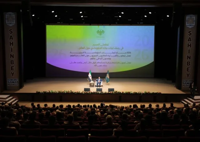 التقى وزير الخارجية والمغتربين السيد أسعد حسن الشيباني بعدد من أبناء الجالية السورية المقيمين في تركيا