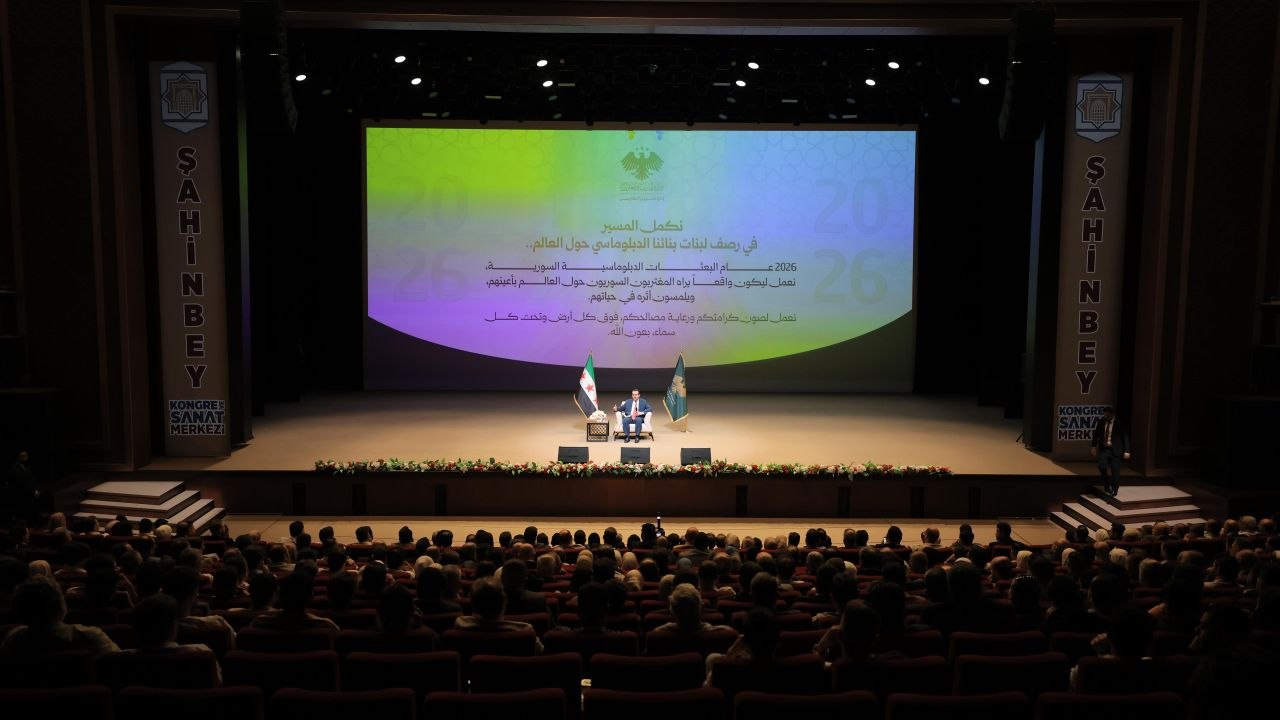 التقى وزير الخارجية والمغتربين السيد أسعد حسن الشيباني بعدد من أبناء الجالية السورية المقيمين في تركيا