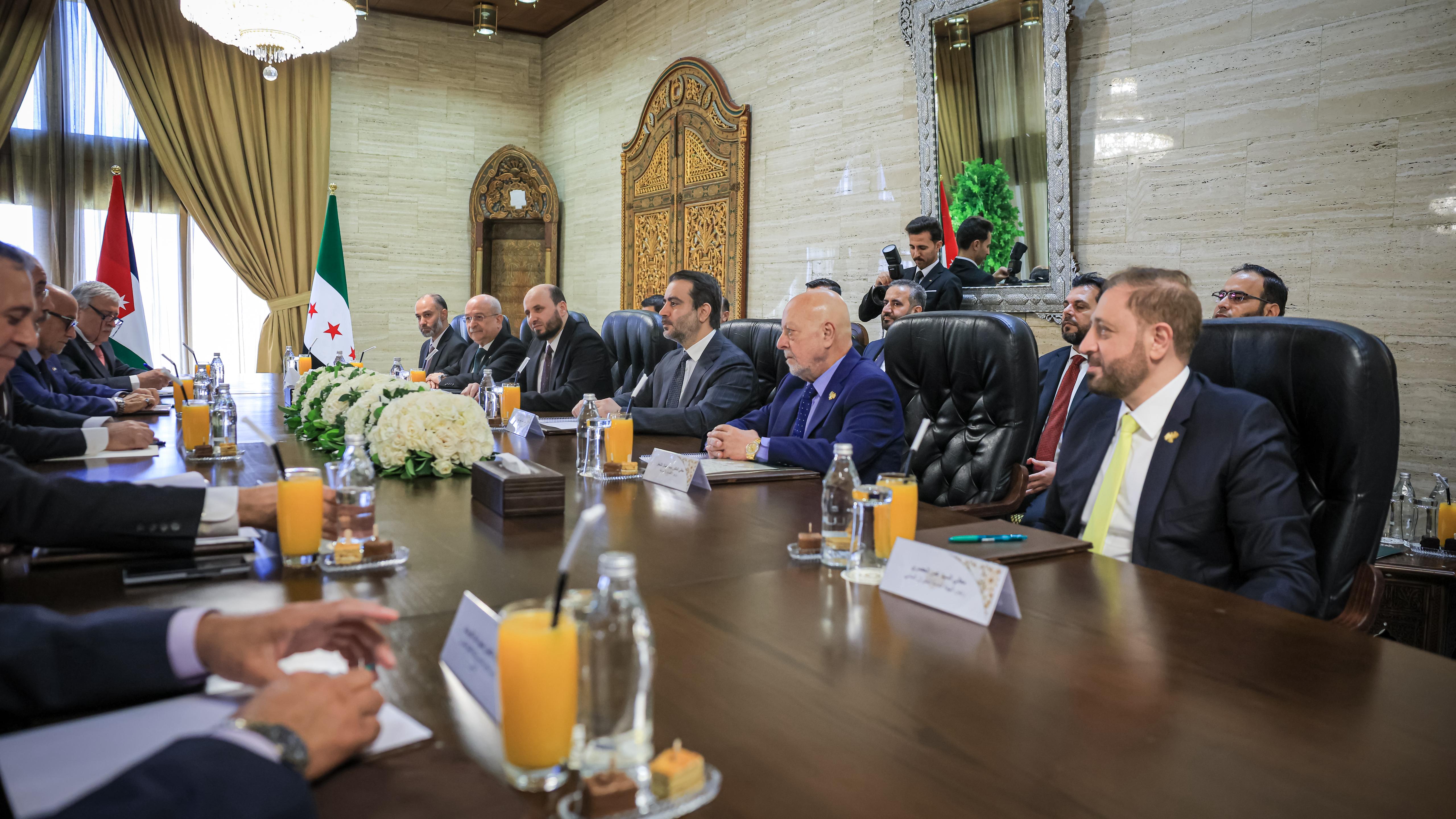 التقى وزير الخارجية والمغتربين السيد أسعد حسن الشيباني وفدًا رفيع المستوى من المملكة الأردنية الهاشمية برئاسة نائب رئيس الوزراء وزير الخارجية وشؤون المغتربين السيد أيمن الصفدي، في العاصمة دمشق