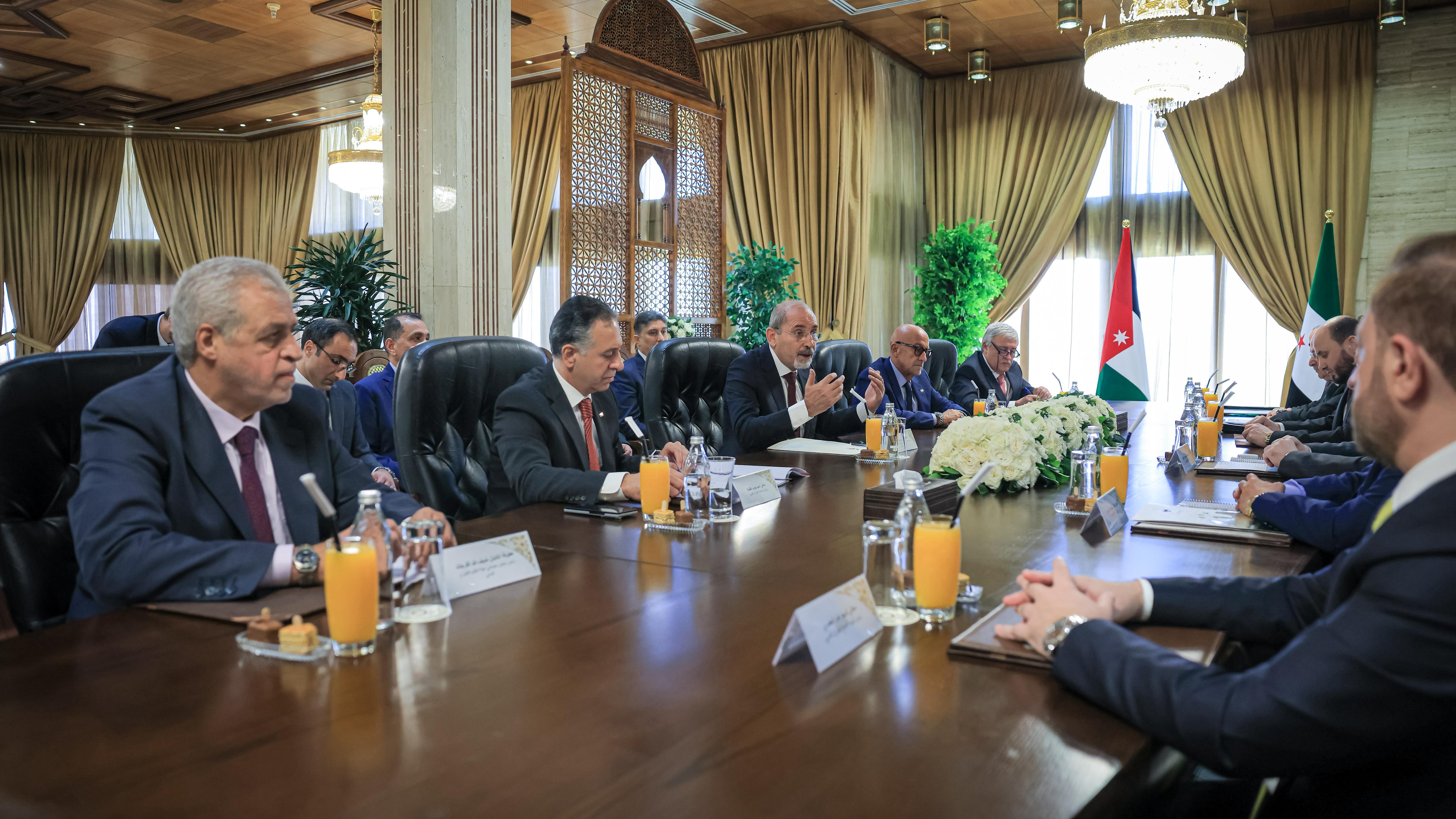التقى وزير الخارجية والمغتربين السيد أسعد حسن الشيباني وفدًا رفيع المستوى من المملكة الأردنية الهاشمية برئاسة نائب رئيس الوزراء وزير الخارجية وشؤون المغتربين السيد أيمن الصفدي، في العاصمة دمشق