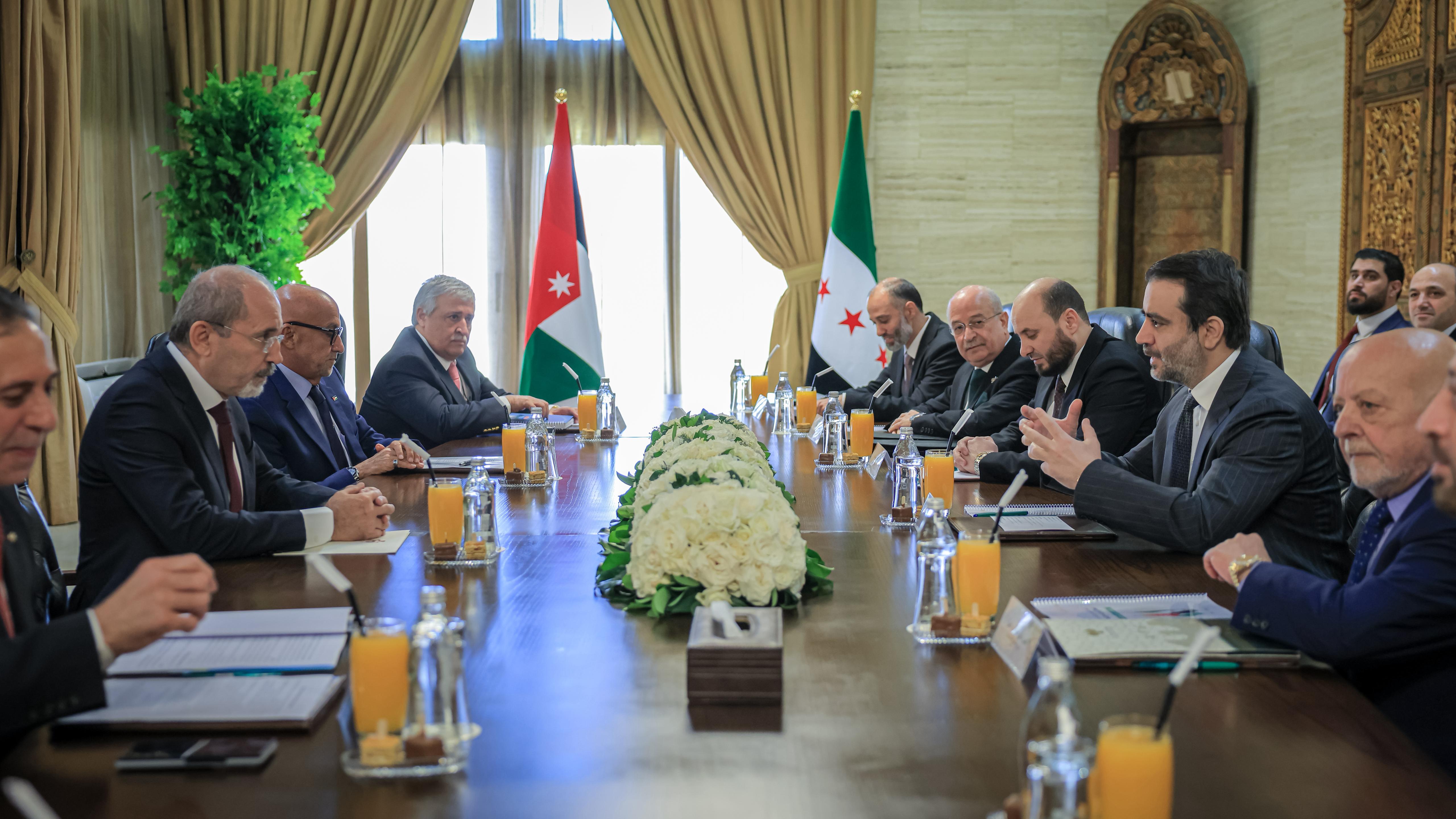 التقى وزير الخارجية والمغتربين السيد أسعد حسن الشيباني وفدًا رفيع المستوى من المملكة الأردنية الهاشمية برئاسة نائب رئيس الوزراء وزير الخارجية وشؤون المغتربين السيد أيمن الصفدي، في العاصمة دمشق