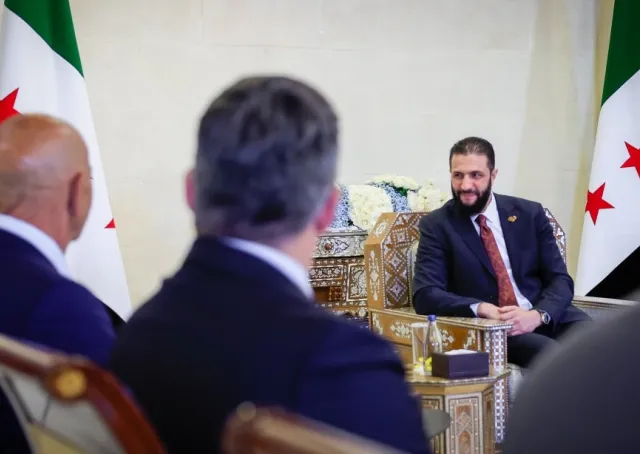 فخامة رئيس الجمهورية العربية السورية السيد أحمد الشرع يلتقي المبعوث الخاص للولايات المتحدة الأمريكية  