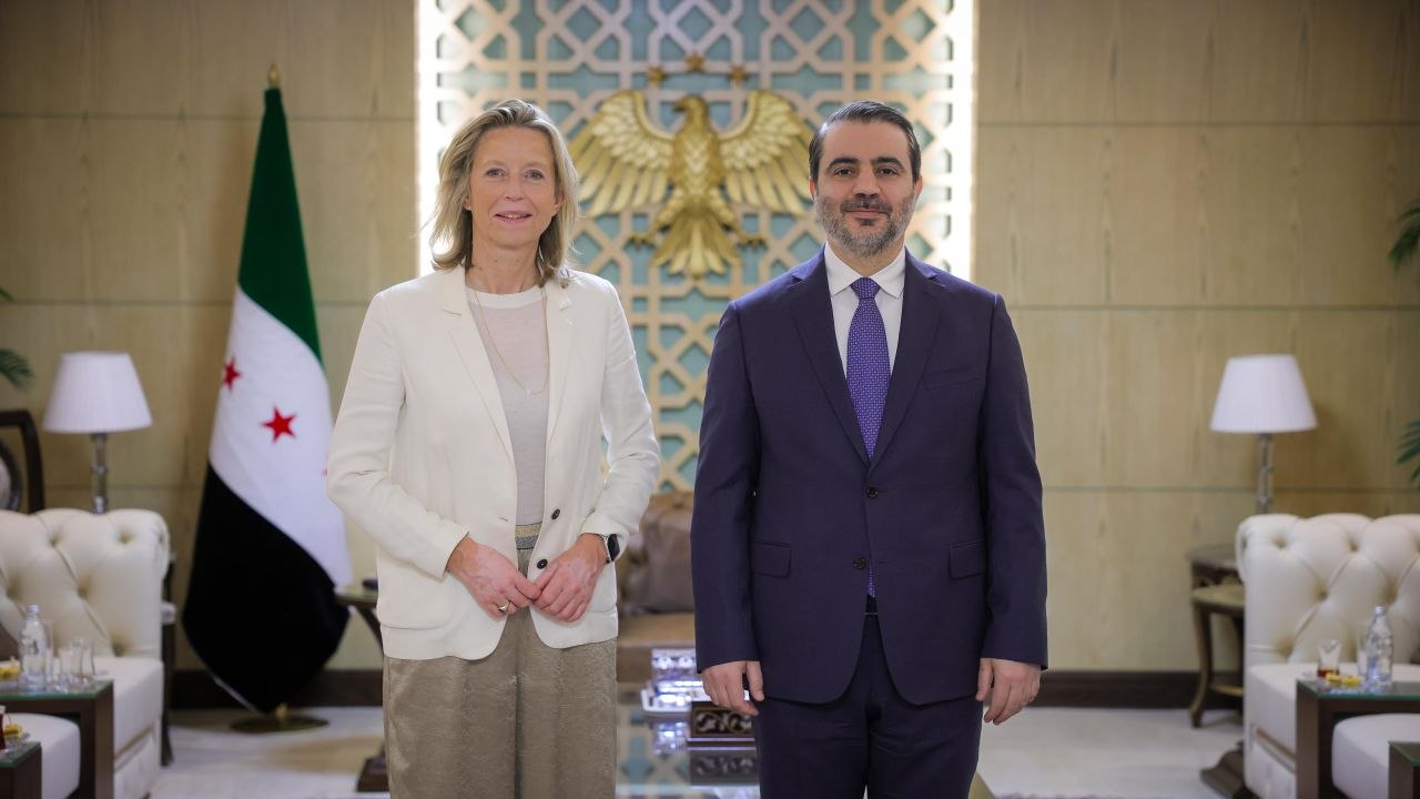 التقى وزير الخارجية والمغتربين السيد أسعد حسن الشيباني وفدًا من الاتحاد الأوروبي لحقوق الانسان برئاسة الممثلة الخاصة السيدة كايسي اولونغرين
