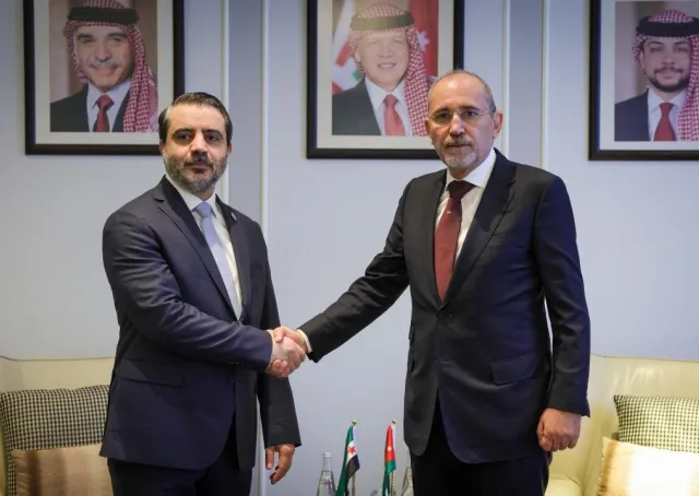 التقى وزير الخارجية والمغتربين السيد أسعد حسن الشيباني نائب رئيس الوزراء وزير الخارجية وشؤون المغتربين في المملكة الأردنية الهاشمية السيد أيمن الصفدي، في العاصمة عمّان