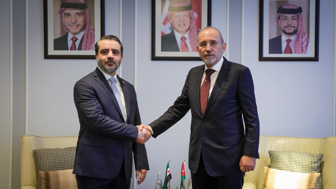 التقى وزير الخارجية والمغتربين السيد أسعد حسن الشيباني نائب رئيس الوزراء وزير الخارجية وشؤون المغتربين في المملكة الأردنية الهاشمية السيد أيمن الصفدي، في العاصمة عمّان