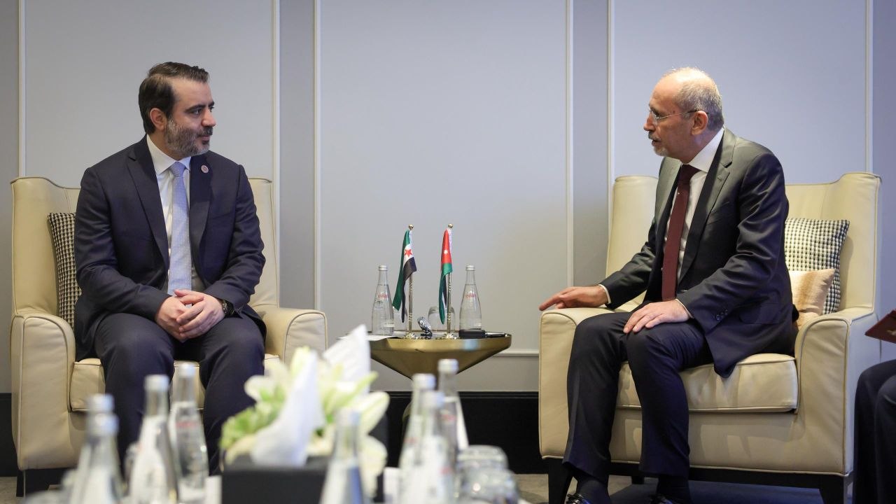 التقى وزير الخارجية والمغتربين السيد أسعد حسن الشيباني نائب رئيس الوزراء وزير الخارجية وشؤون المغتربين في المملكة الأردنية الهاشمية السيد أيمن الصفدي، في العاصمة عمّان