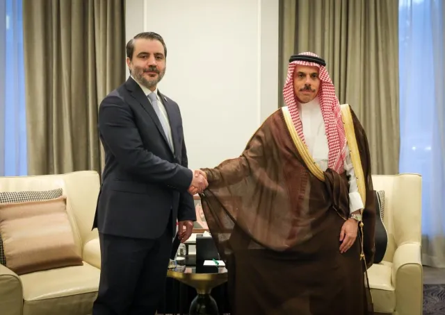 عقد وزير الخارجية والمغتربين السيد أسعد حسن الشيباني لقاءً ثنائيًا مع وزير خارجية المملكة العربية السعودية سمو الأمير فيصل بن فرحان بن عبد الله آل سعود