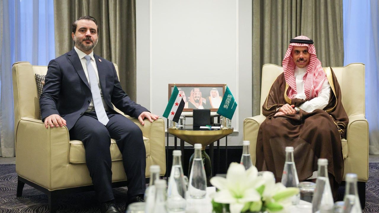 عقد وزير الخارجية والمغتربين السيد أسعد حسن الشيباني لقاءً ثنائيًا مع وزير خارجية المملكة العربية السعودية سمو الأمير فيصل بن فرحان بن عبد الله آل سعود