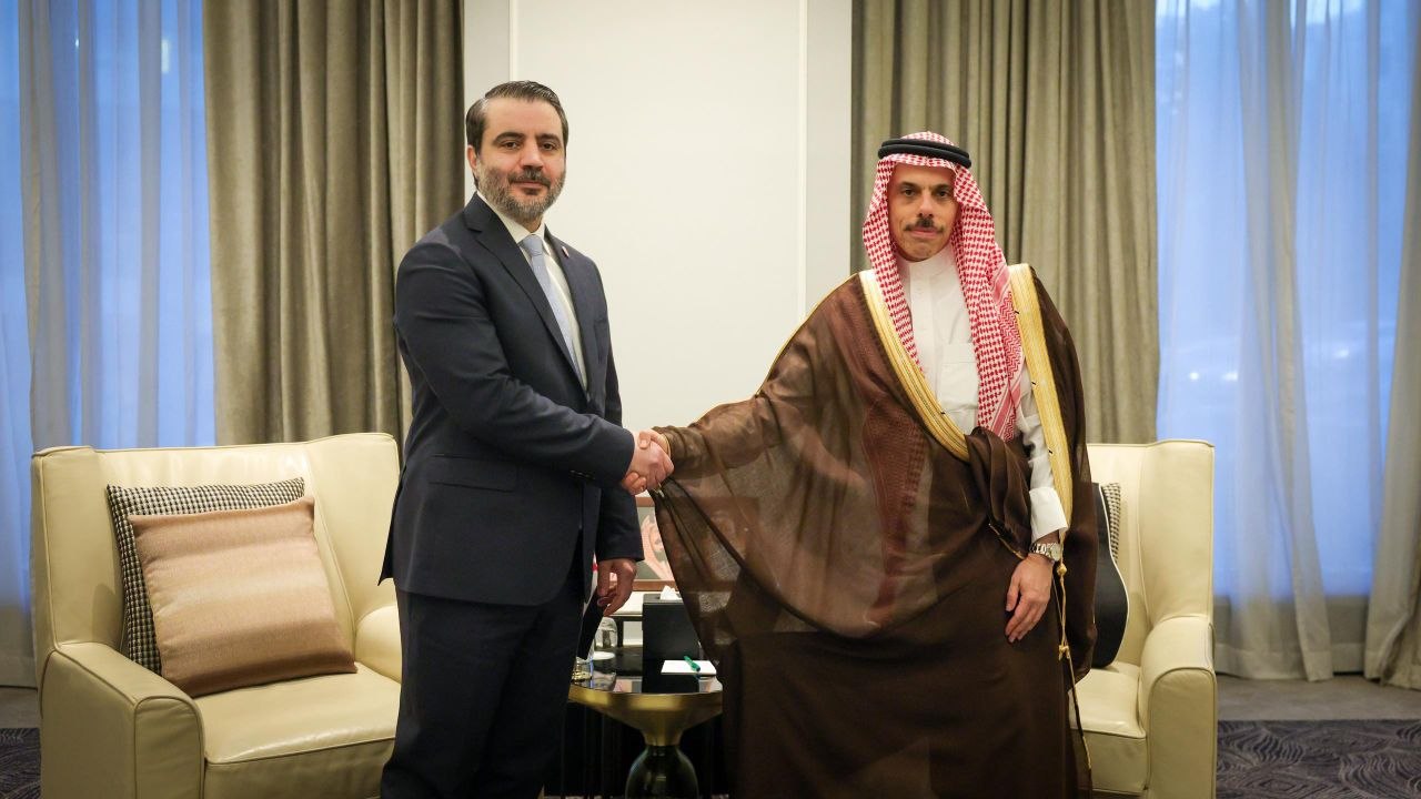 عقد وزير الخارجية والمغتربين السيد أسعد حسن الشيباني لقاءً ثنائيًا مع وزير خارجية المملكة العربية السعودية سمو الأمير فيصل بن فرحان بن عبد الله آل سعود