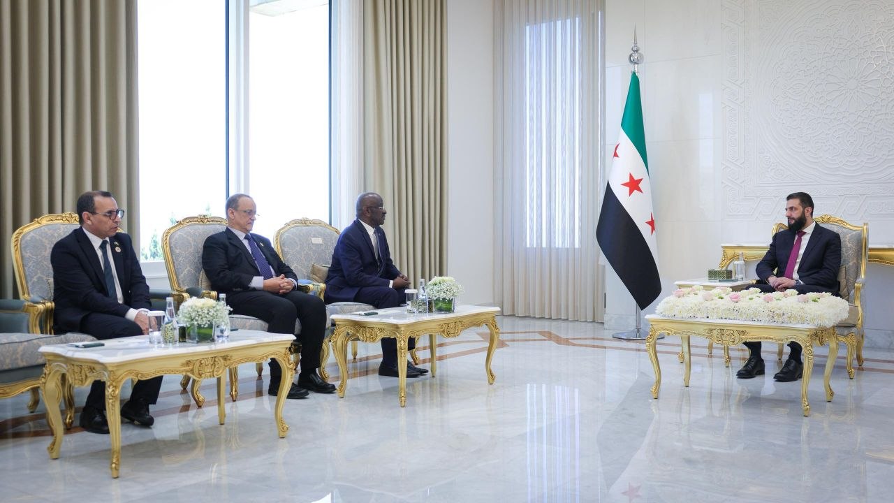 استقبل فخامة رئيس الجمهورية السيد أحمد الشرع ووزير الخارجية والمغتربين السيد أسعد حسن الشيباني في العاصمة دمشق وزير خارجية الجمهورية الإسلامية الموريتانية السيد محمد سالم ولد مرزوك