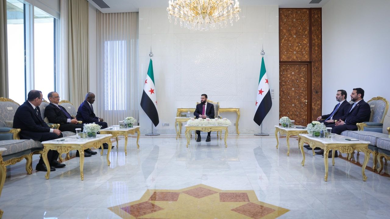 استقبل فخامة رئيس الجمهورية السيد أحمد الشرع ووزير الخارجية والمغتربين السيد أسعد حسن الشيباني في العاصمة دمشق وزير خارجية الجمهورية الإسلامية الموريتانية السيد محمد سالم ولد مرزوك