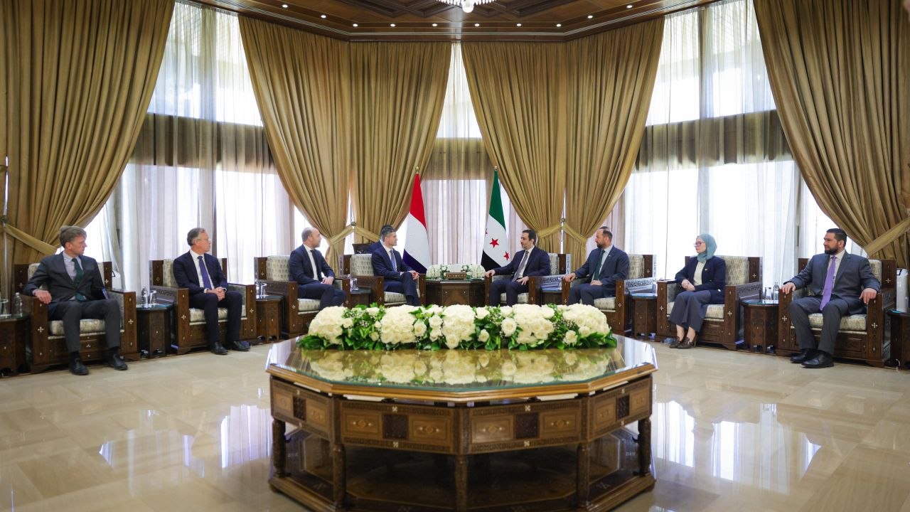 استقبل وزير الخارجية والمغتربين السيد أسعد حسن الشيباني، في العاصمة دمشق، وزير خارجية مملكة هولندا السيد توماس برندسن، ونائب رئيس مجلس الوزراء ووزير اللجوء والهجرة في مملكة هولندا السيد جيسبيرتوس فان دن برنك