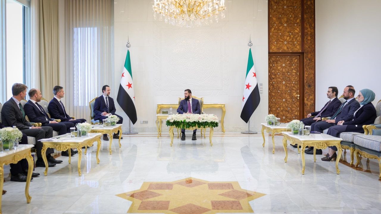 التقى فخامة رئيس الجمهورية السيد أحمد الشرع ووزير الخارجية والمغتربين السيد أسعد حسن الشيباني، في العاصمة دمشق، وزير خارجية مملكة هولندا السيد توماس برندسن، ونائب رئيس مجلس الوزراء ووزير اللجوء والهجرة في مملكة هولندا السيد جيسبيرتوس فان دن برنك