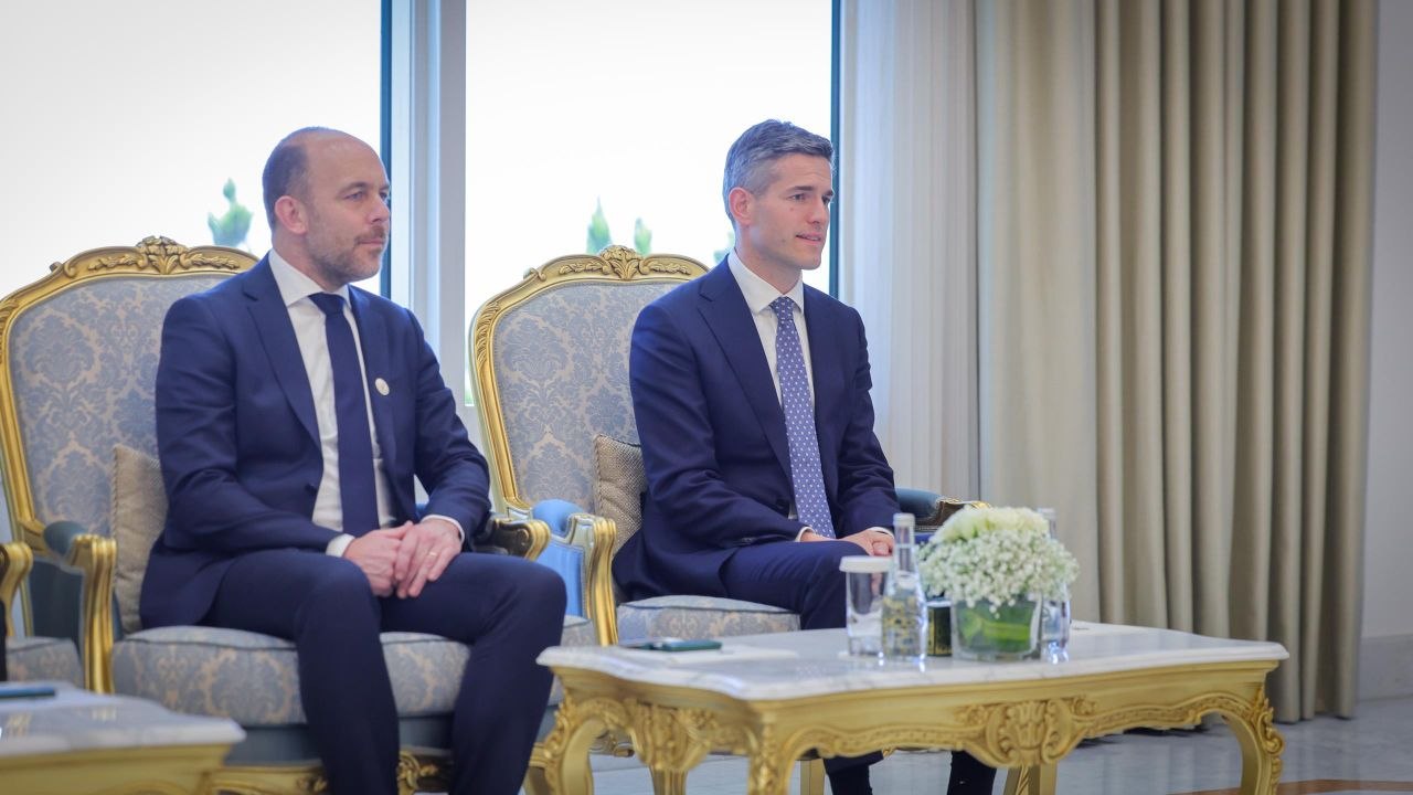 التقى فخامة رئيس الجمهورية السيد أحمد الشرع ووزير الخارجية والمغتربين السيد أسعد حسن الشيباني، في العاصمة دمشق، وزير خارجية مملكة هولندا السيد توماس برندسن، ونائب رئيس مجلس الوزراء ووزير اللجوء والهجرة في مملكة هولندا السيد جيسبيرتوس فان دن برنك