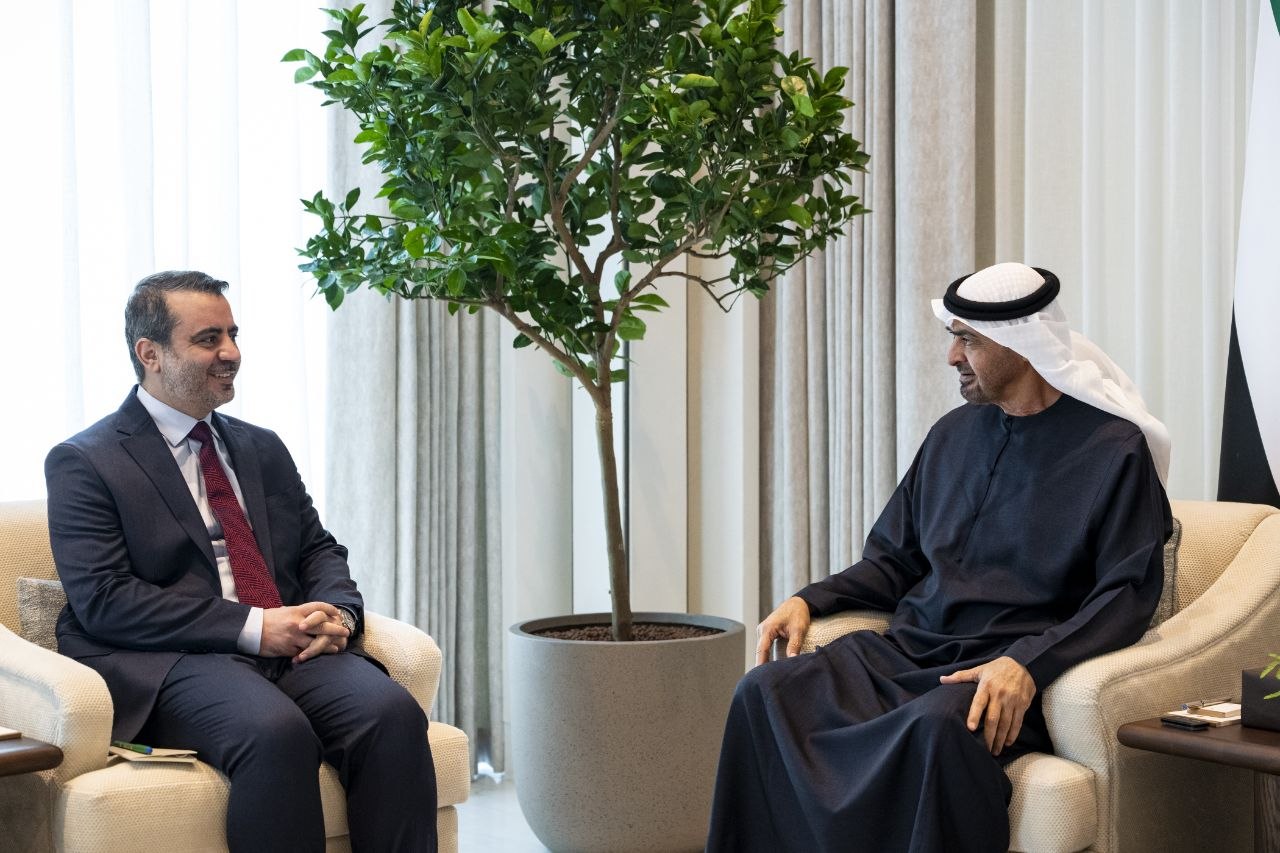التقى وزير الخارجية والمغتربين السيد أسعد حسن الشيباني، رئيس دولة الإمارات العربية المتحدة الشقيقة صاحب السمو الشيخ محمد بن زايد آل نهيان، في أبوظبي