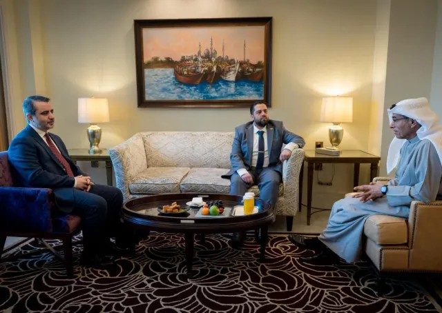 التقى وزير الخارجية والمغتربين السيد أسعد حسن الشيباني يرافقه وزير الأشغال العامة والإسكان السيد مصطفى عبد الرزاق رجل الأعمال الإماراتي السيد محمد علي العبار، وذلك في العاصمة أبو ظبي