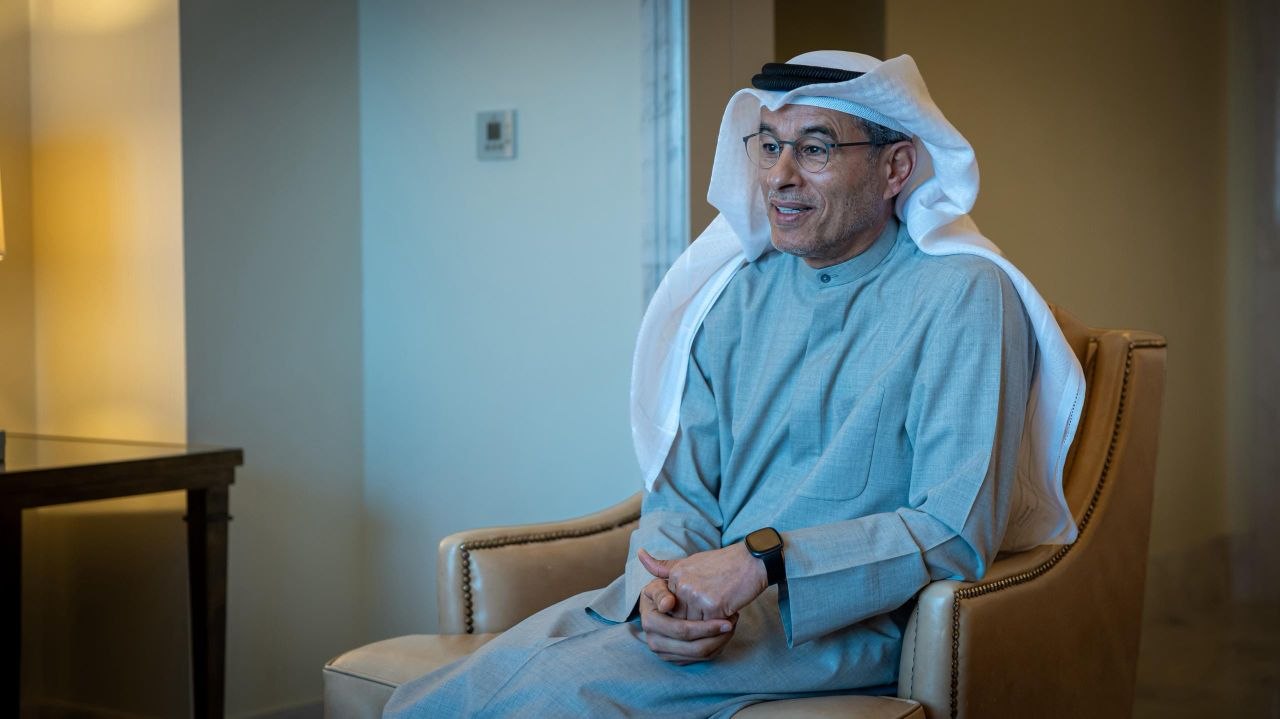 التقى وزير الخارجية والمغتربين السيد أسعد حسن الشيباني يرافقه وزير الأشغال العامة والإسكان السيد مصطفى عبد الرزاق رجل الأعمال الإماراتي السيد محمد علي العبار، وذلك في العاصمة أبو ظبي