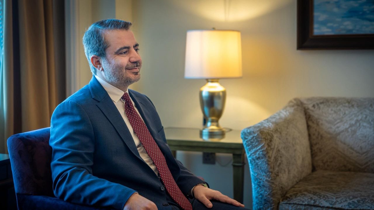 التقى وزير الخارجية والمغتربين السيد أسعد حسن الشيباني يرافقه وزير الأشغال العامة والإسكان السيد مصطفى عبد الرزاق رجل الأعمال الإماراتي السيد محمد علي العبار، وذلك في العاصمة أبو ظبي