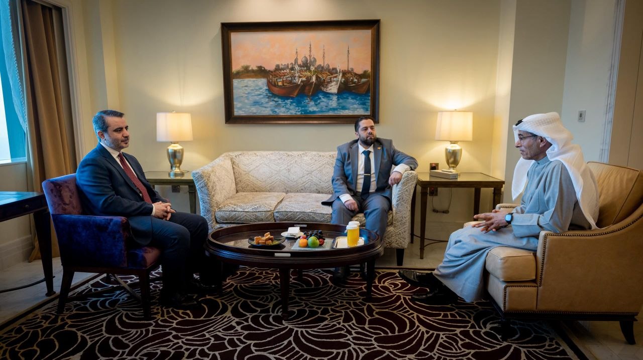 التقى وزير الخارجية والمغتربين السيد أسعد حسن الشيباني يرافقه وزير الأشغال العامة والإسكان السيد مصطفى عبد الرزاق رجل الأعمال الإماراتي السيد محمد علي العبار، وذلك في العاصمة أبو ظبي