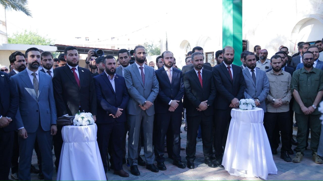 بحضور محافظ دير الزور السيد زياد العايش ومدير الإدارة القنصلية في وزارة الخارجية والمغتربين السيد محمد العمر تم اليوم افتتاح المكتب القنصلي في مدينة دير الزور