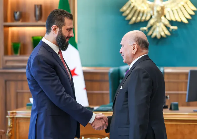 استقبل السيد الرئيس أحمد الشرع اليوم في قصر الشعب بدمشق، وزير الخارجية العراقي فؤاد حسين والوفد المرافق له، بحضور وزير الخارجية والمغتربين أسعد الشيباني