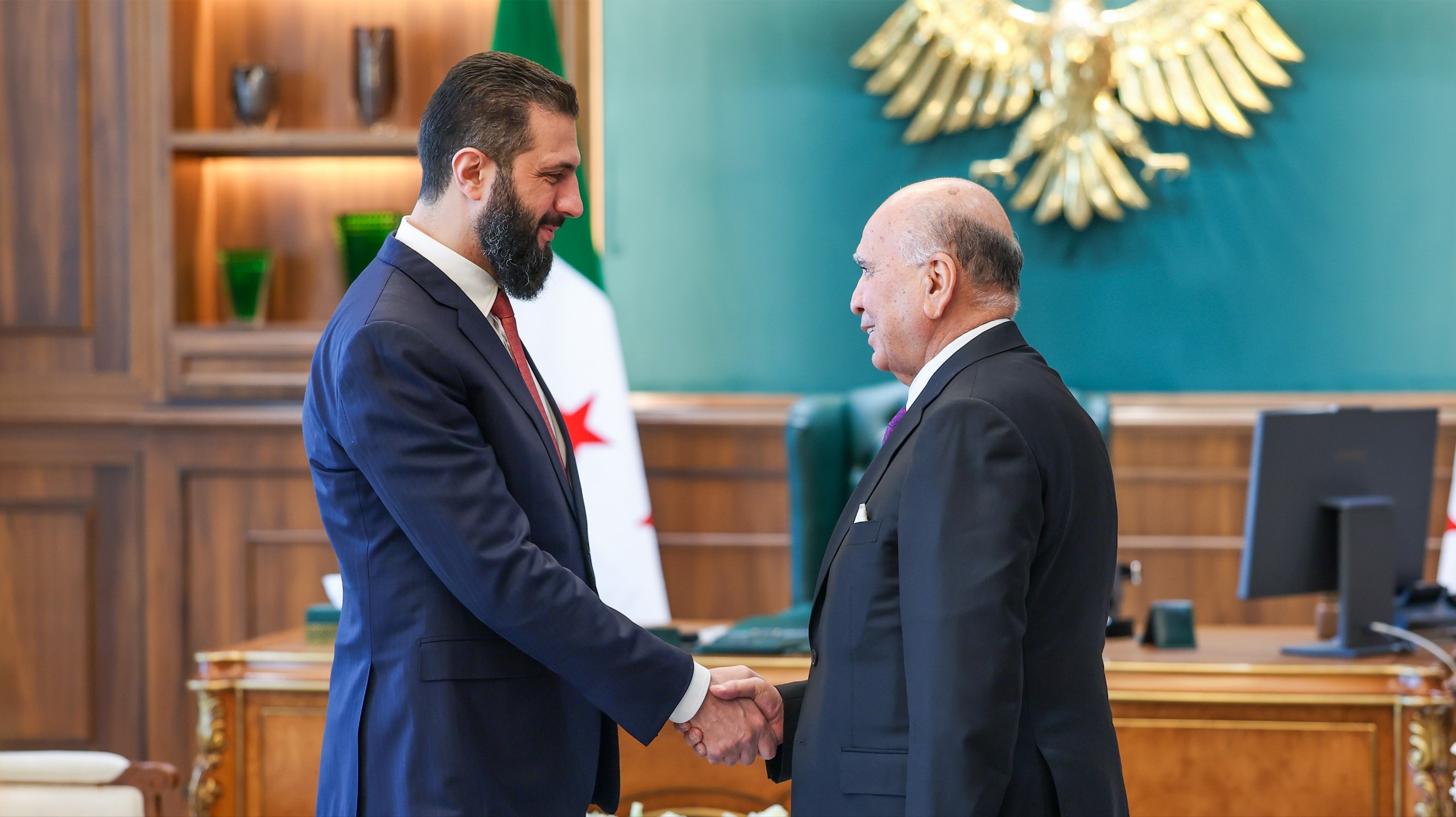 استقبل السيد الرئيس أحمد الشرع اليوم في قصر الشعب بدمشق، وزير الخارجية العراقي فؤاد حسين والوفد المرافق له، بحضور وزير الخارجية والمغتربين أسعد الشيباني