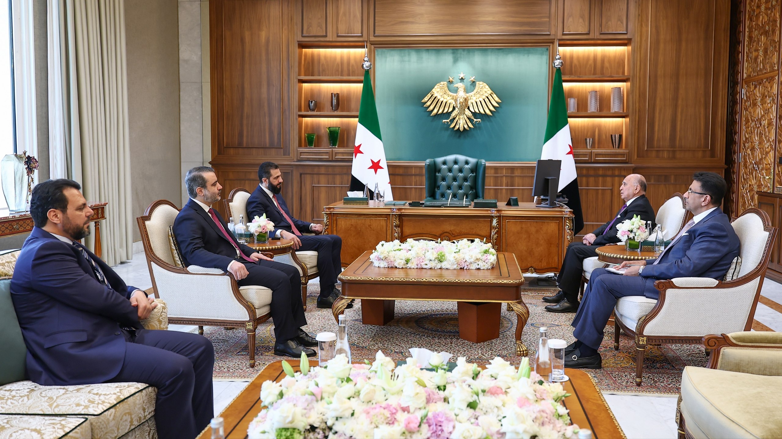 استقبل السيد الرئيس أحمد الشرع اليوم في قصر الشعب بدمشق، وزير الخارجية العراقي فؤاد حسين والوفد المرافق له، بحضور وزير الخارجية والمغتربين أسعد الشيباني