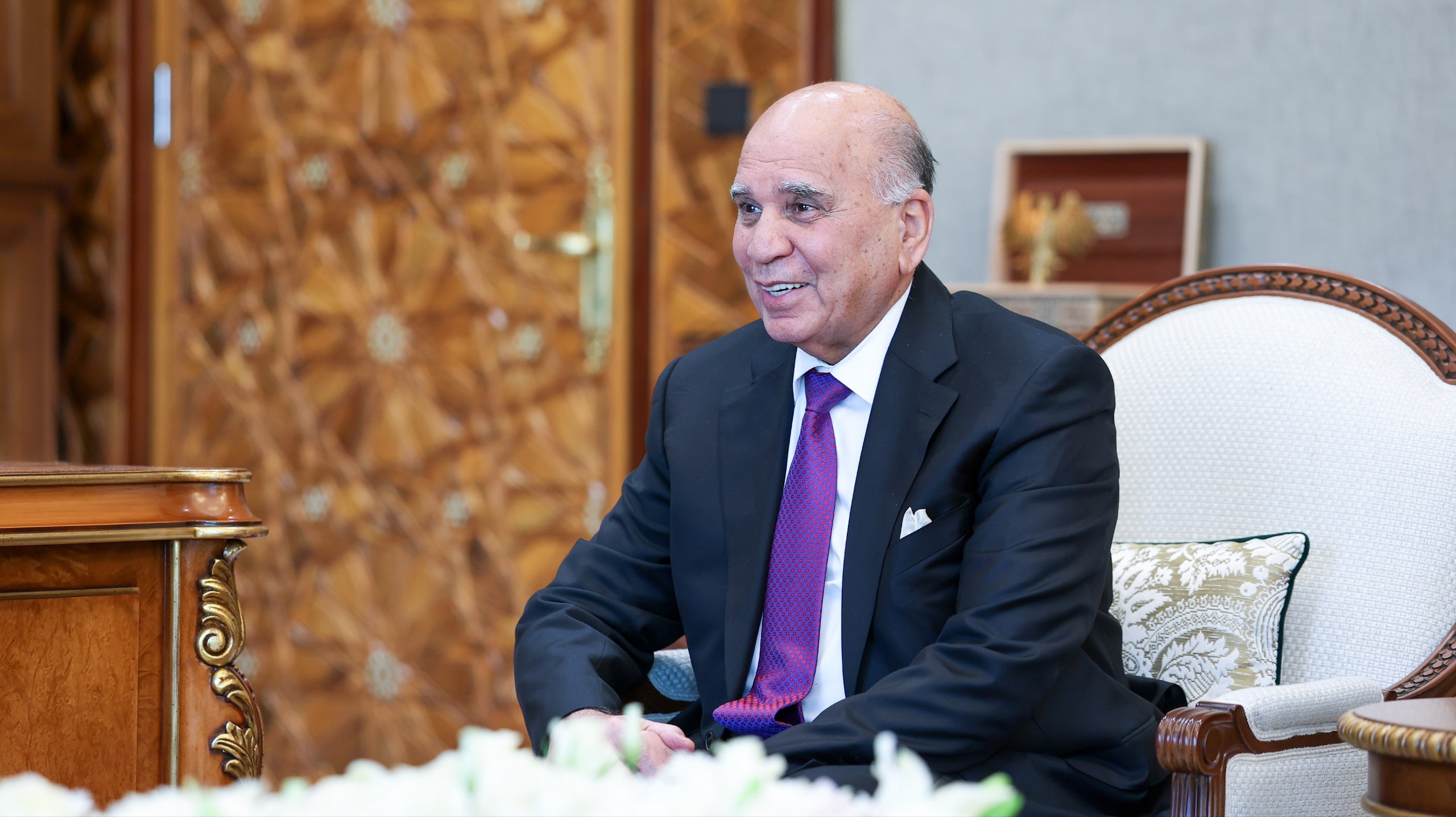 استقبل السيد الرئيس أحمد الشرع اليوم في قصر الشعب بدمشق، وزير الخارجية العراقي فؤاد حسين والوفد المرافق له، بحضور وزير الخارجية والمغتربين أسعد الشيباني