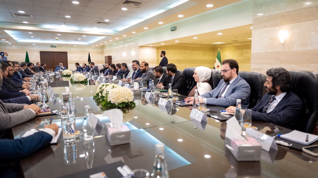 ترأس وزير الخارجية والمغتربين السيد أسعد حسن الشيباني اجتماعًا موسعًا لإدارات الوزارة، خُصص لمراجعة الأعمال المنجزة خلال المرحلة الماضية، ومناقشة الخطط المستقبلية وأولويات العمل للفترة المقبلة