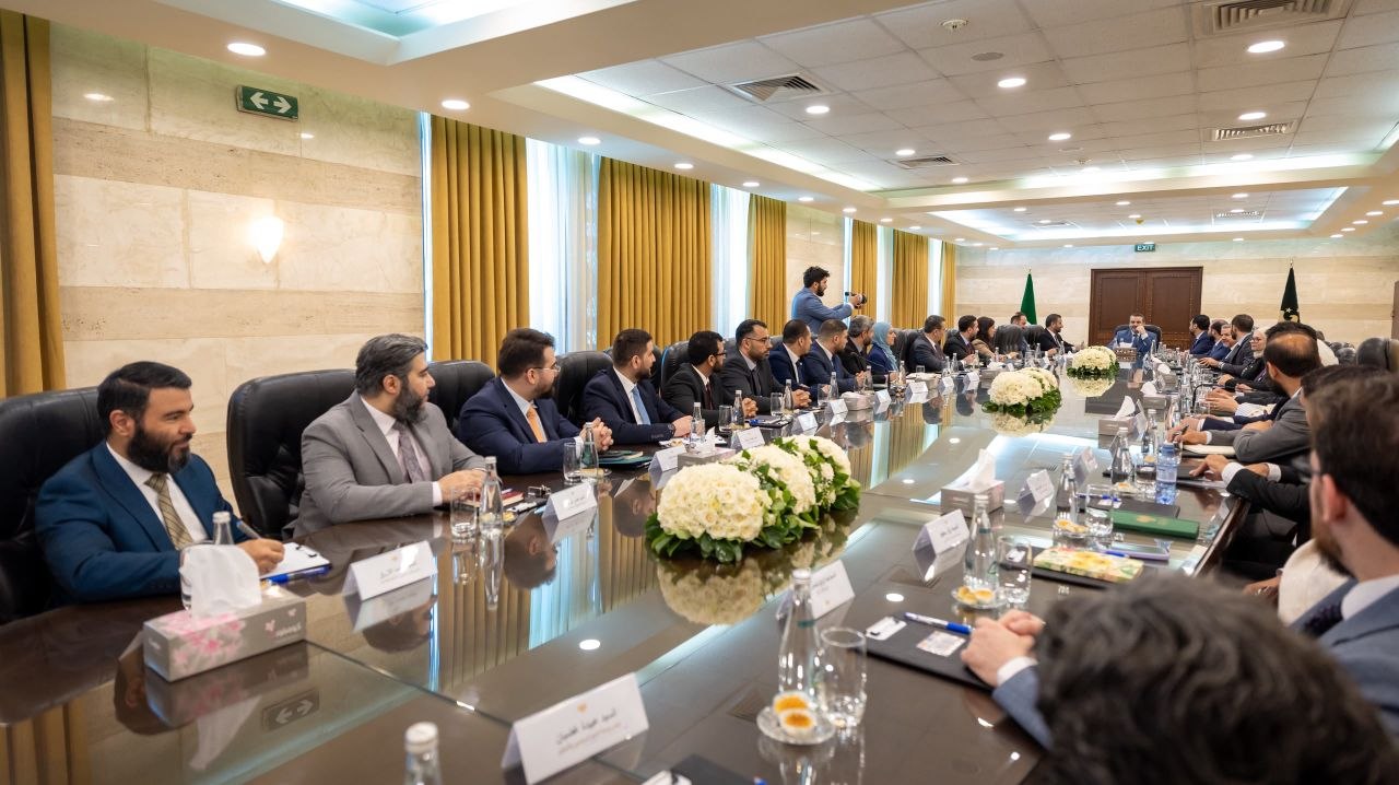 ترأس وزير الخارجية والمغتربين السيد أسعد حسن الشيباني اجتماعًا موسعًا لإدارات الوزارة، خُصص لمراجعة الأعمال المنجزة خلال المرحلة الماضية، ومناقشة الخطط المستقبلية وأولويات العمل للفترة المقبلة
