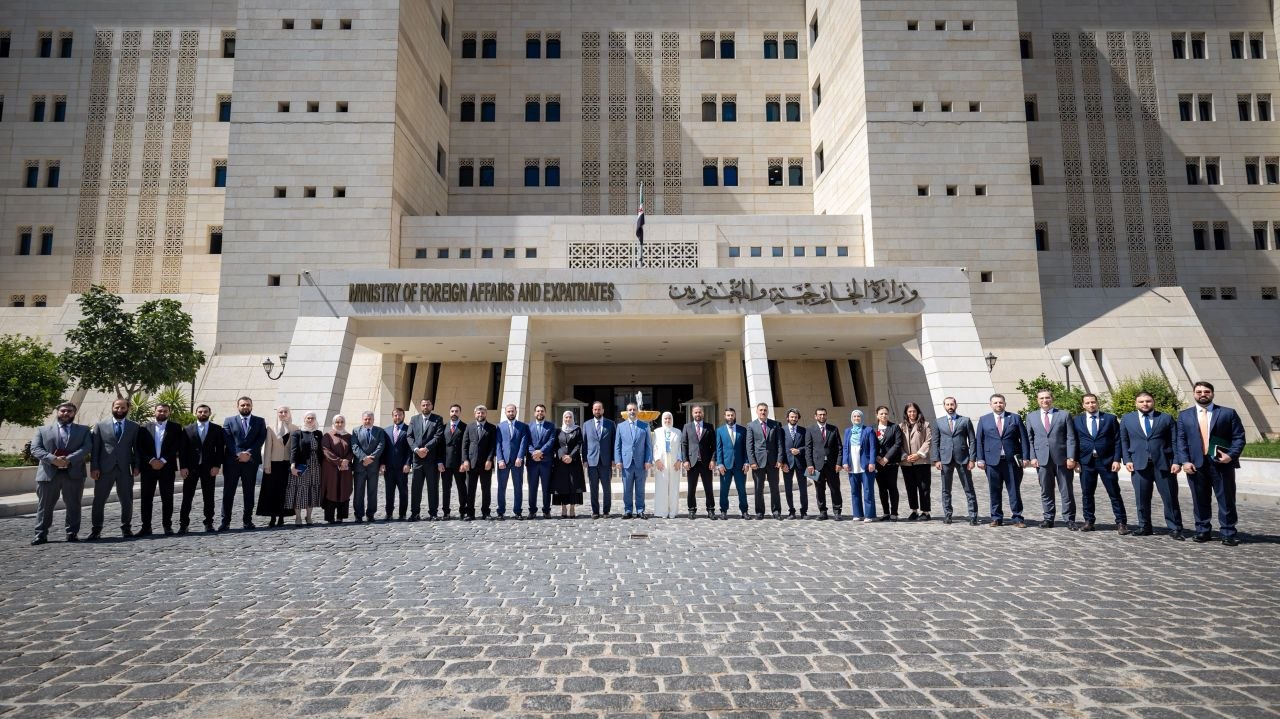 ترأس وزير الخارجية والمغتربين السيد أسعد حسن الشيباني اجتماعًا موسعًا لإدارات الوزارة، خُصص لمراجعة الأعمال المنجزة خلال المرحلة الماضية، ومناقشة الخطط المستقبلية وأولويات العمل للفترة المقبلة