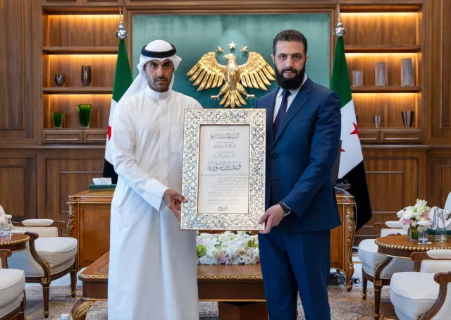 استقبل السيد الرئيس أحمد الشرع اليوم في قصر الشعب بدمشق، نائب رئيس مجلس الإدارة والرئيس التنفيذي لمجموعة زين للاتصالات بدر الخرافي والوفد المرافق له، بحضور وزيرَي الخارجية والمغتربين، والاتصالات وتقانة المعلومات، إلى جانب عدد من المسؤولين المعنيين