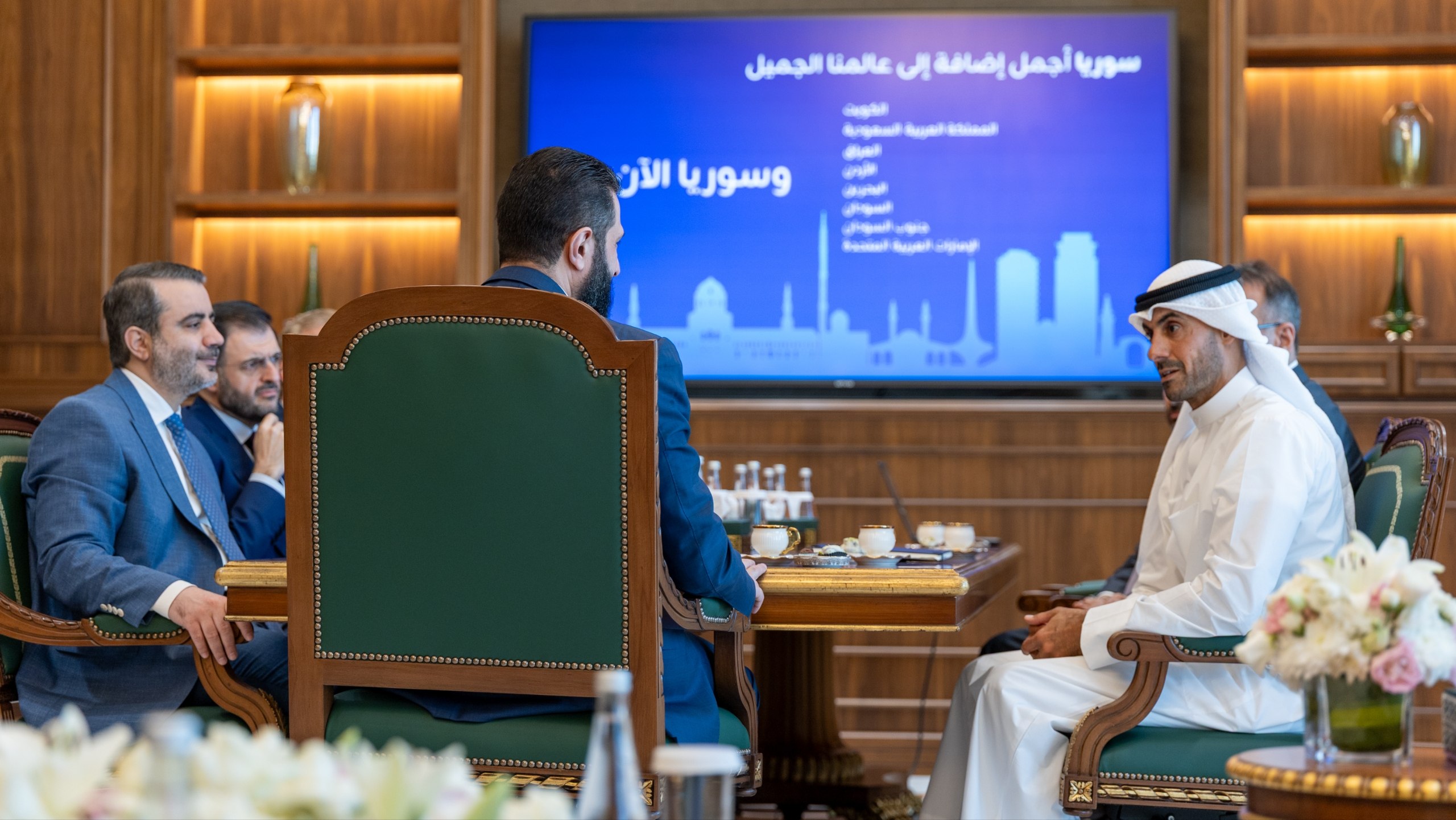 استقبل السيد الرئيس أحمد الشرع اليوم في قصر الشعب بدمشق، نائب رئيس مجلس الإدارة والرئيس التنفيذي لمجموعة زين للاتصالات بدر الخرافي والوفد المرافق له، بحضور وزيرَي الخارجية والمغتربين، والاتصالات وتقانة المعلومات، إلى جانب عدد من المسؤولين المعنيين